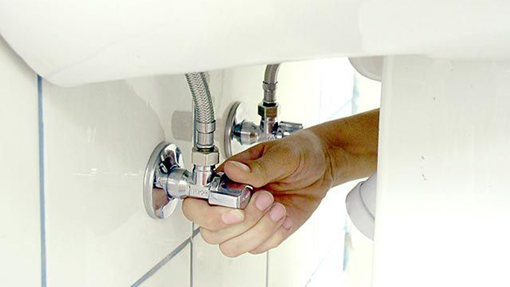 Como cambiar la llave de paso de agua en un baño o cocina (valvula