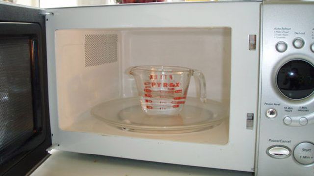 limpiar-el-microondas-con-jabon