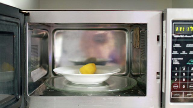 limpiar-el-microondas-con-limon