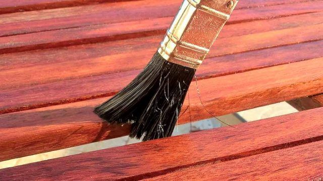 barnizar una mesa de madera