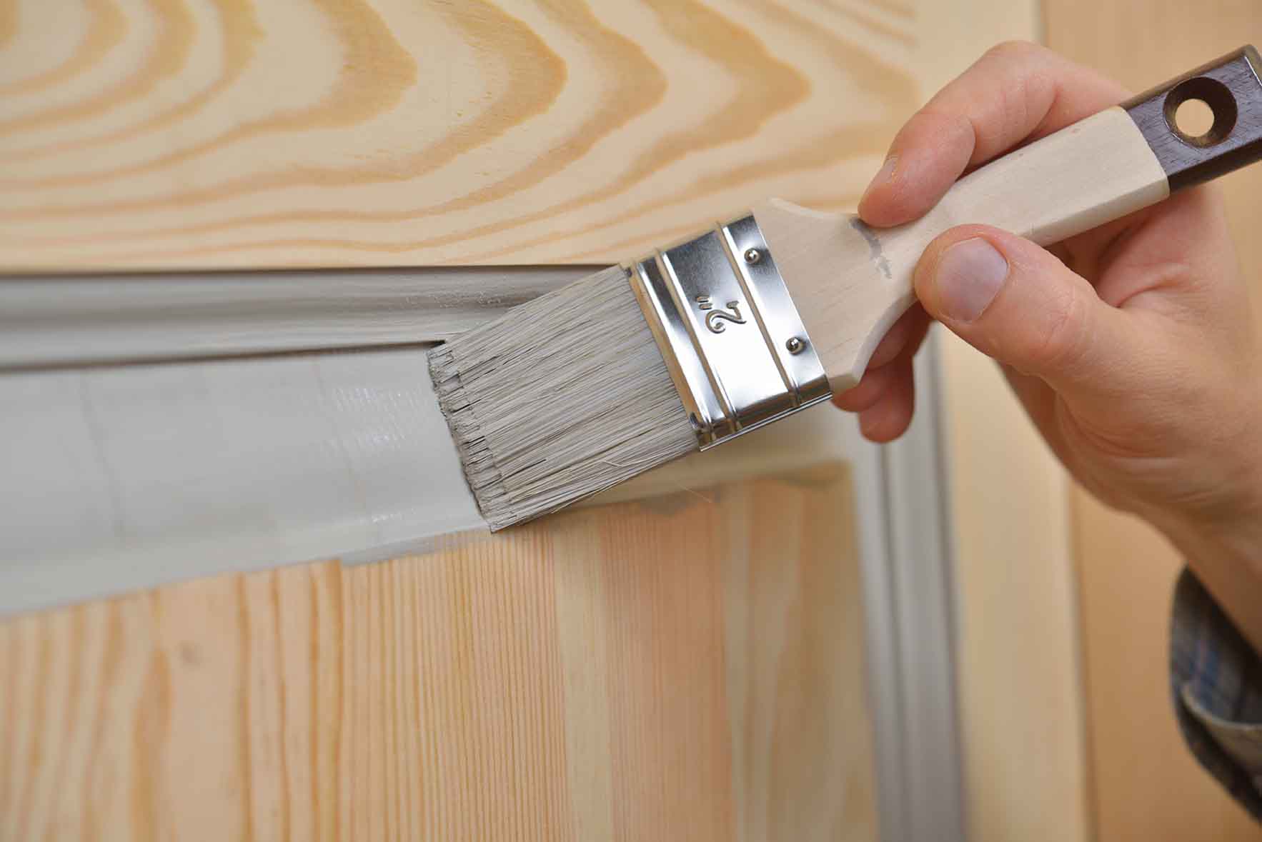 Pinte la puerta de su hogar como un profesional
