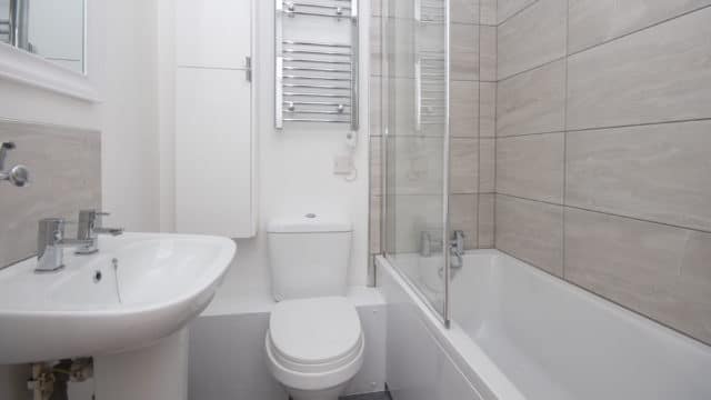 Sabes cómo decorar un cuarto de baño pequeño