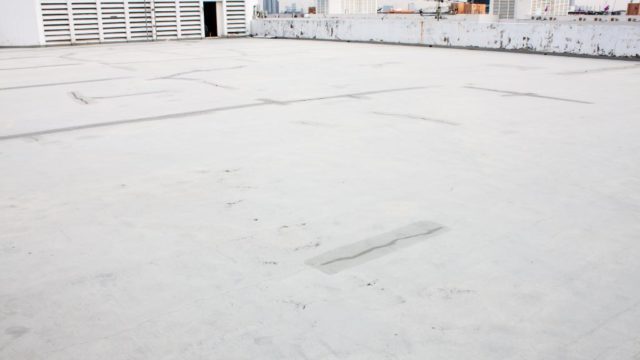 Cómo localizar y reparar las grietas en un techo