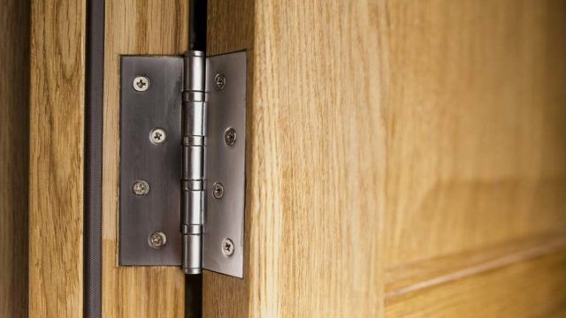 Sabes que accesorios necesitas para complementar tu puerta de caoba1