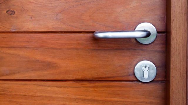 Sabes que accesorios necesitas para complementar tu puerta de caoba2