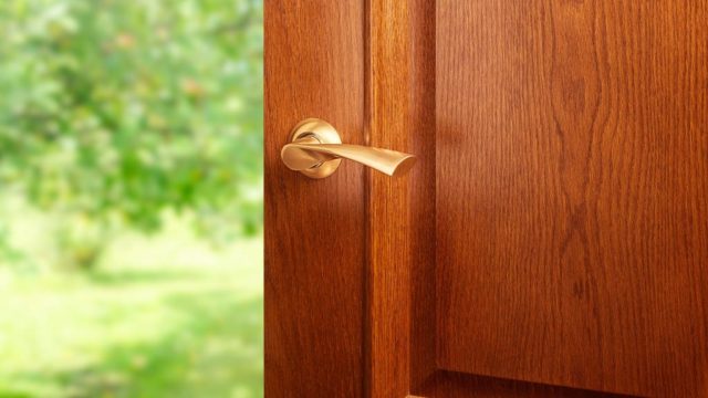 Como prevenir una puerta hinchada en tu hogar